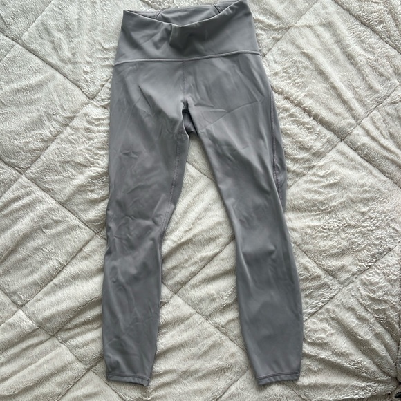 lululemon athletica Pants - Lululemon chrome 25” leggings size 6, mesh detailing to calves